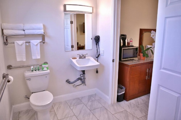 Travelodge by Wyndham Crescent City image 27