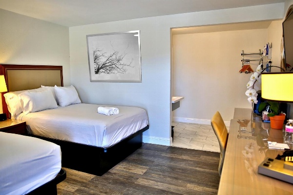 Travelodge by Wyndham Crescent City image 6